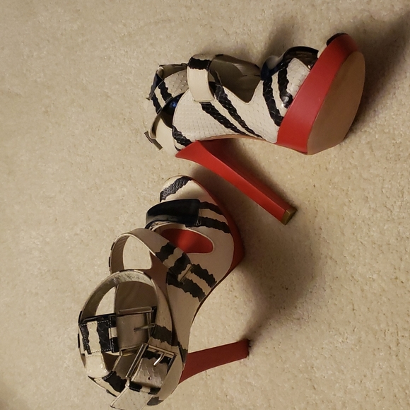 Alexander mcqueen size 39 color red white black and a little blue 💙 100% Authen - Picture 3 of 17